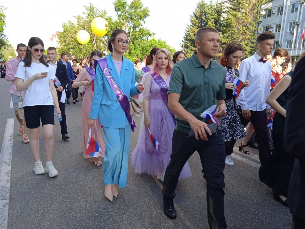 Прошел общегородской выпускной. Общегородской выпускной. Яркие общегородские выпускные. Общегородской выпускной Заречный. Что одевают выпускники на голову.