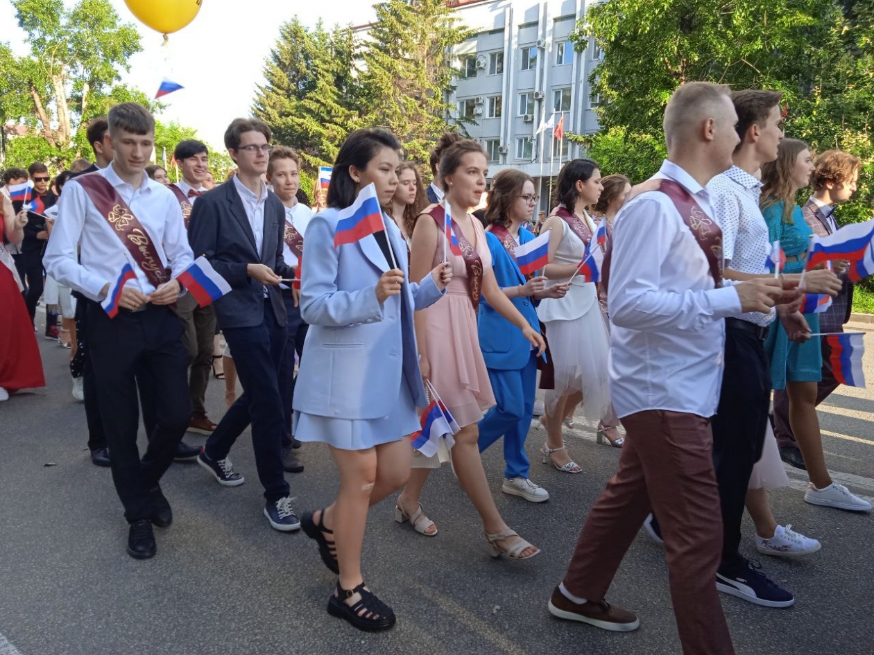 Прошел общегородской выпускной. Общегородской выпускной. Общегородской выпускной 2024 Уфа. Яркие общегородские выпускные. Игра надень выпускника.