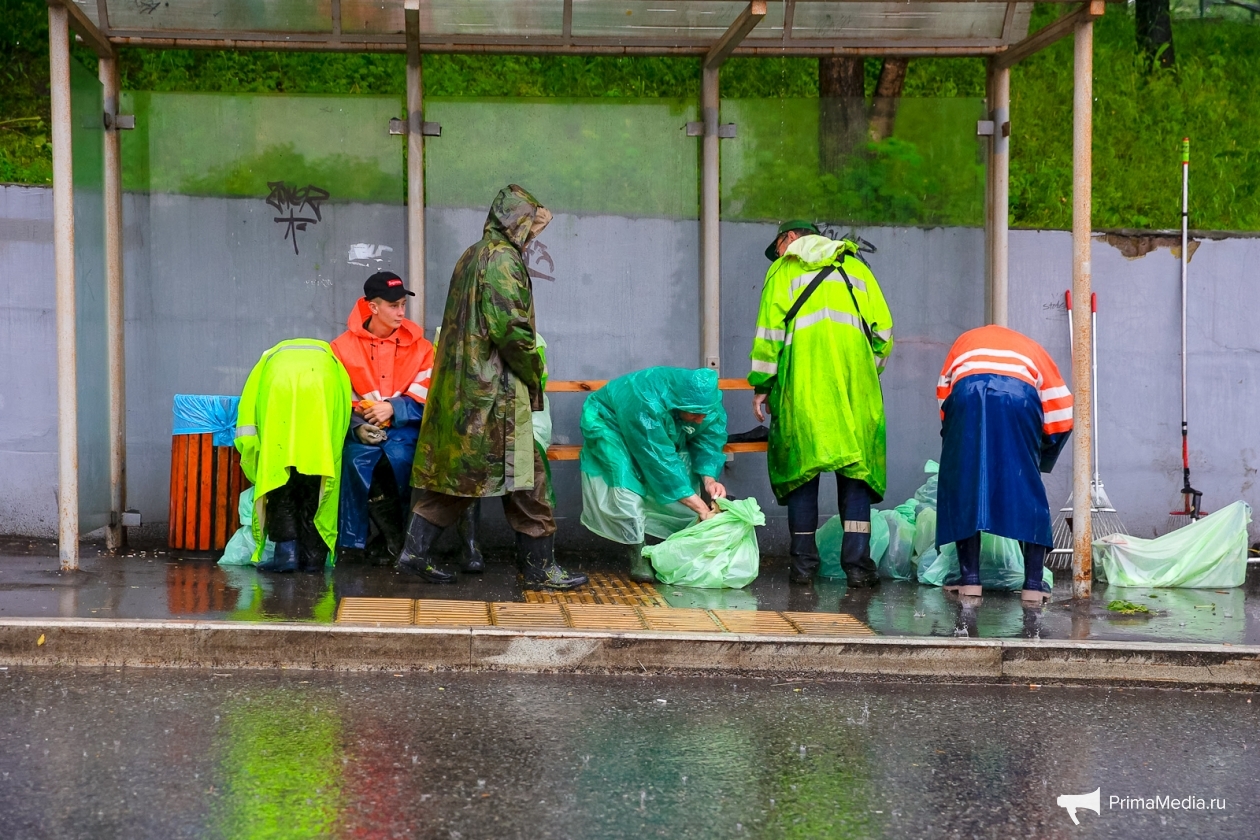 Подать воду владивосток. Дождь фото. Владивосток сейчас ливень. Сухой фонтан Владивосток. 28 Июнь дождь Владивосток.
