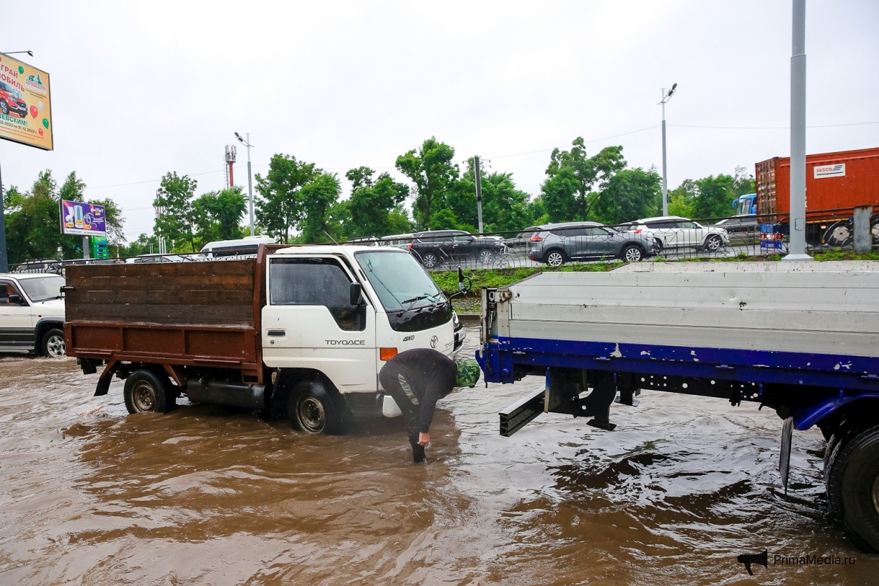 Свет и вода во владивостоке. Владивосток вода покрасилась.