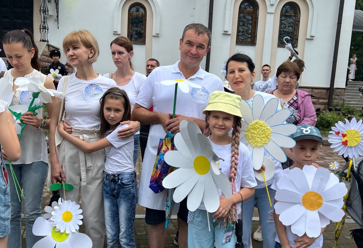 Парад семей на день семьи. Парад колясок Биробиджан. Парад семей. День города семейный парад. Парад семьи идеа.