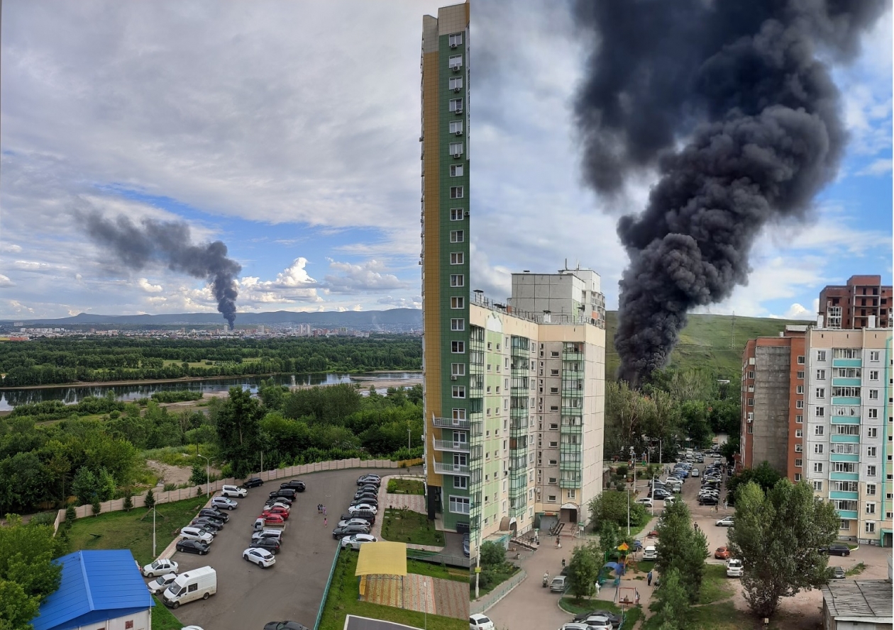 Почему сегодня в красноярске. Свалка Красноярск Красноярск. Что горит в Красноярске сейчас. Свалка покрышек Красноярск. Пожар на свалке покрышек Красноярск.