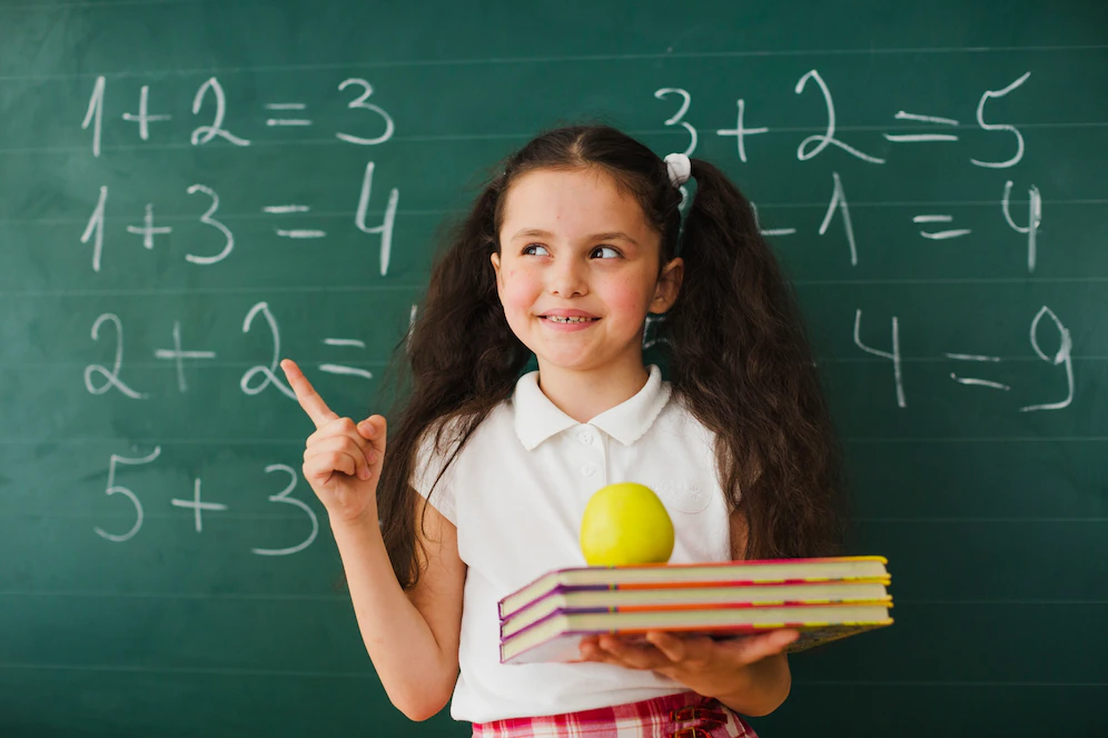Девушка доска. Математика для детей. Дети в школе. Девочка у доски.