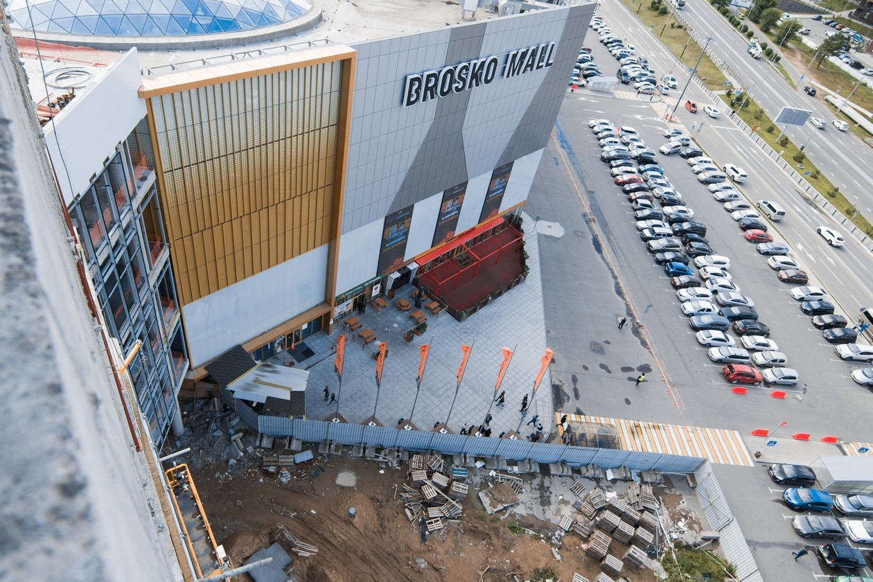 Аквапарк хабаровск броско молл. Brosko Mall аквапарк. Аквапарк броско Молл Хабаровск. Броско Молл 2 очередь. Brosko Mall парковка.