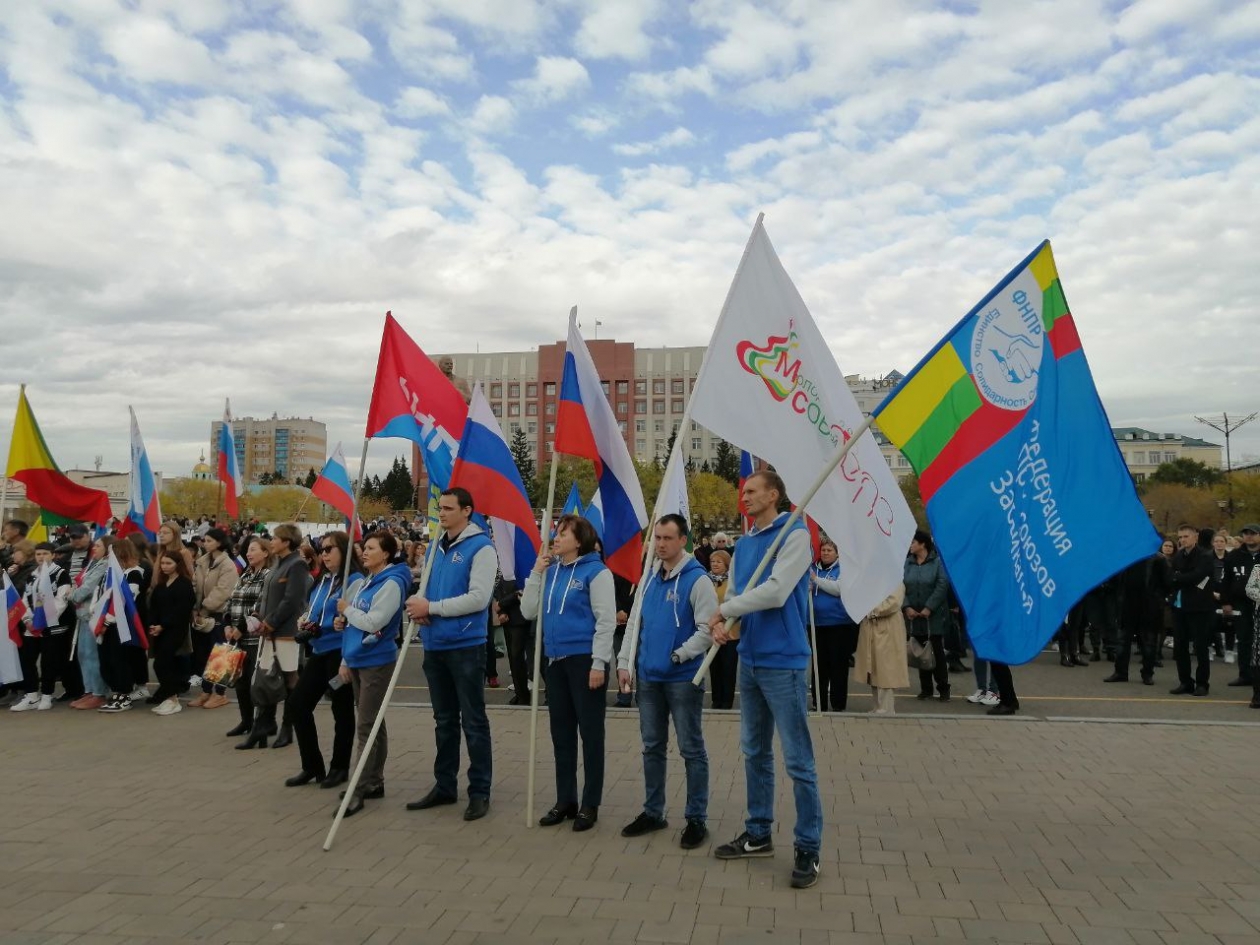 Митинг в чите. Новотроицк Херсонская область митинг. ЛНР флаги фото митинг.