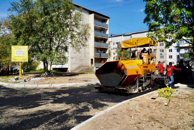 Песня черные дворы зарождались улицы. Продолжается благоустройство дворов. Благоустройство для детского центра. Благоустроенная территория парковки. Современное благоустройство дворов фото.