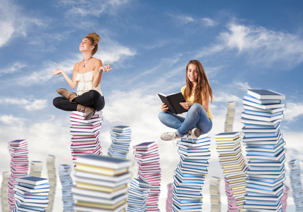 Человек со стопкой книг. Девушка со стопкой книг. Девушка сидит на стопке книг. Девочка с книгой на горе.