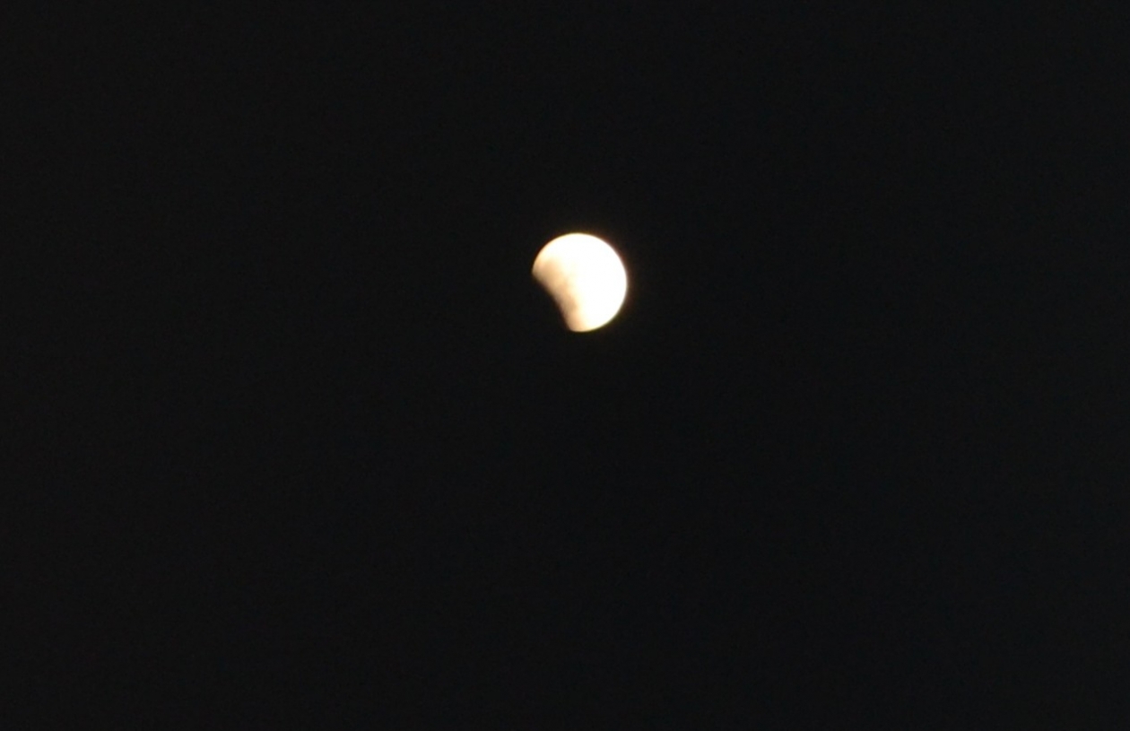 Затмение 2 октября 2024 года. Лунное затмение. Затмение фото. Лунное затмение Кровавая Луна. Полное затмение Луны.