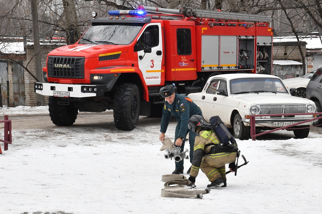 Пожарные тренировки в школе. Тренировка пожарных. Противопожарная тренировка. Пожарная тренировка в Томском государственном. Фото пожарной тренировки зимой.