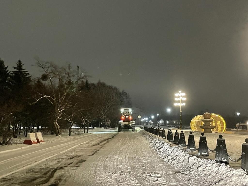 Снег на дороге. Снежное утро. Утро снег город. Утро снегопад.