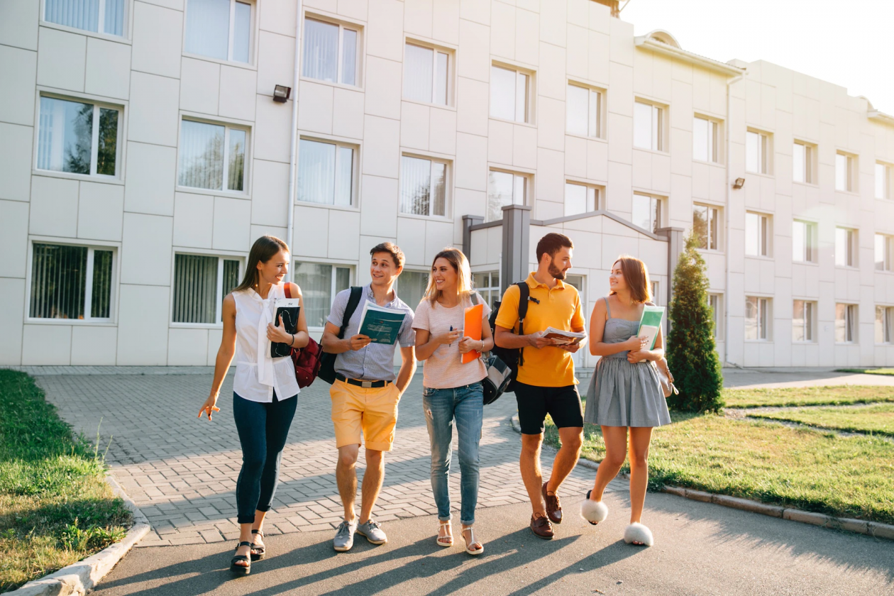 Of them goes to the university. Студенты в вузе. Студенты идут в университет. Занятия в университете. Молодежь в вузе.