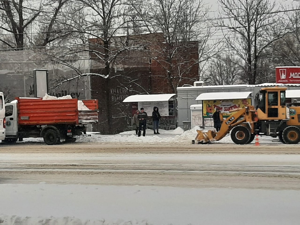 Сработало 52. Дорожная служба. Снегопад в городе. Уборка снега в городе. Уборка снега погрузчиком.