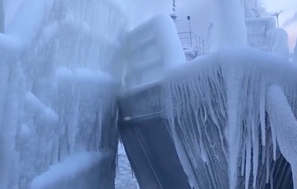 Ледяной шторм в китае. Ледяной шторм на Байкале. Ледовый шторм Байкал. Замерзший корабль.