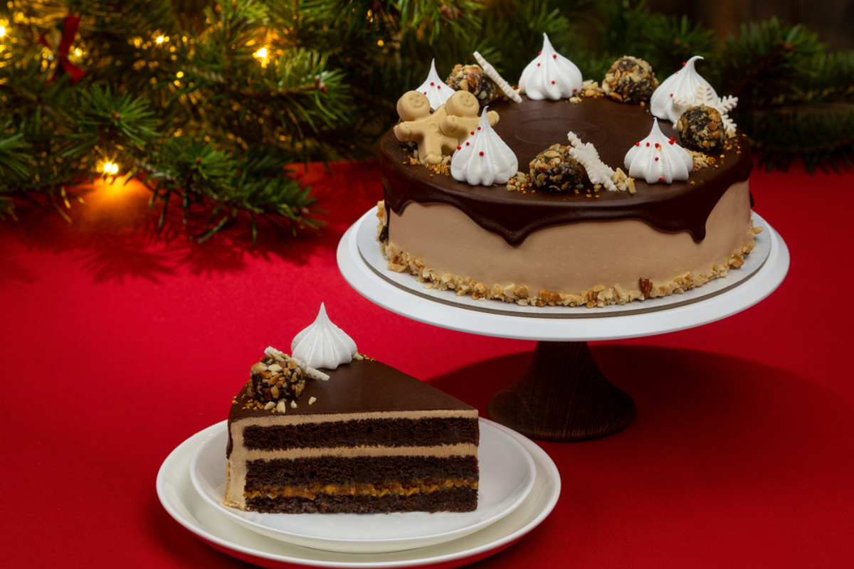 Торты 2024 фото. Новогодний торт. Торт с новым годом. Шоколадный новогодний торт. Торт для организации на новый год.