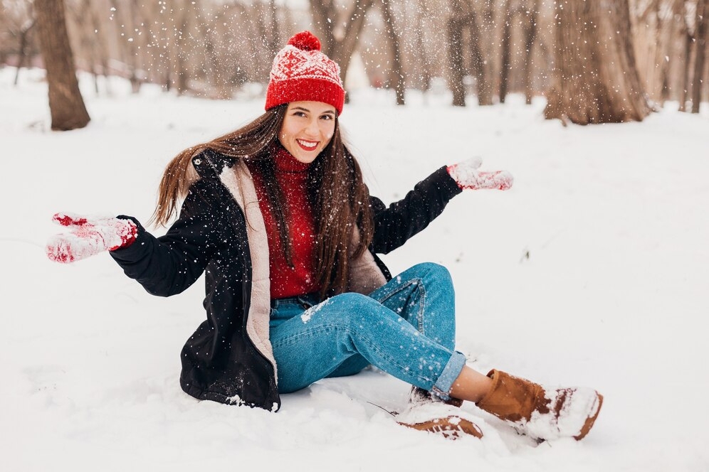 Зимние картинки. Зимой без шапки. Туристка зимой. Warm Snow.