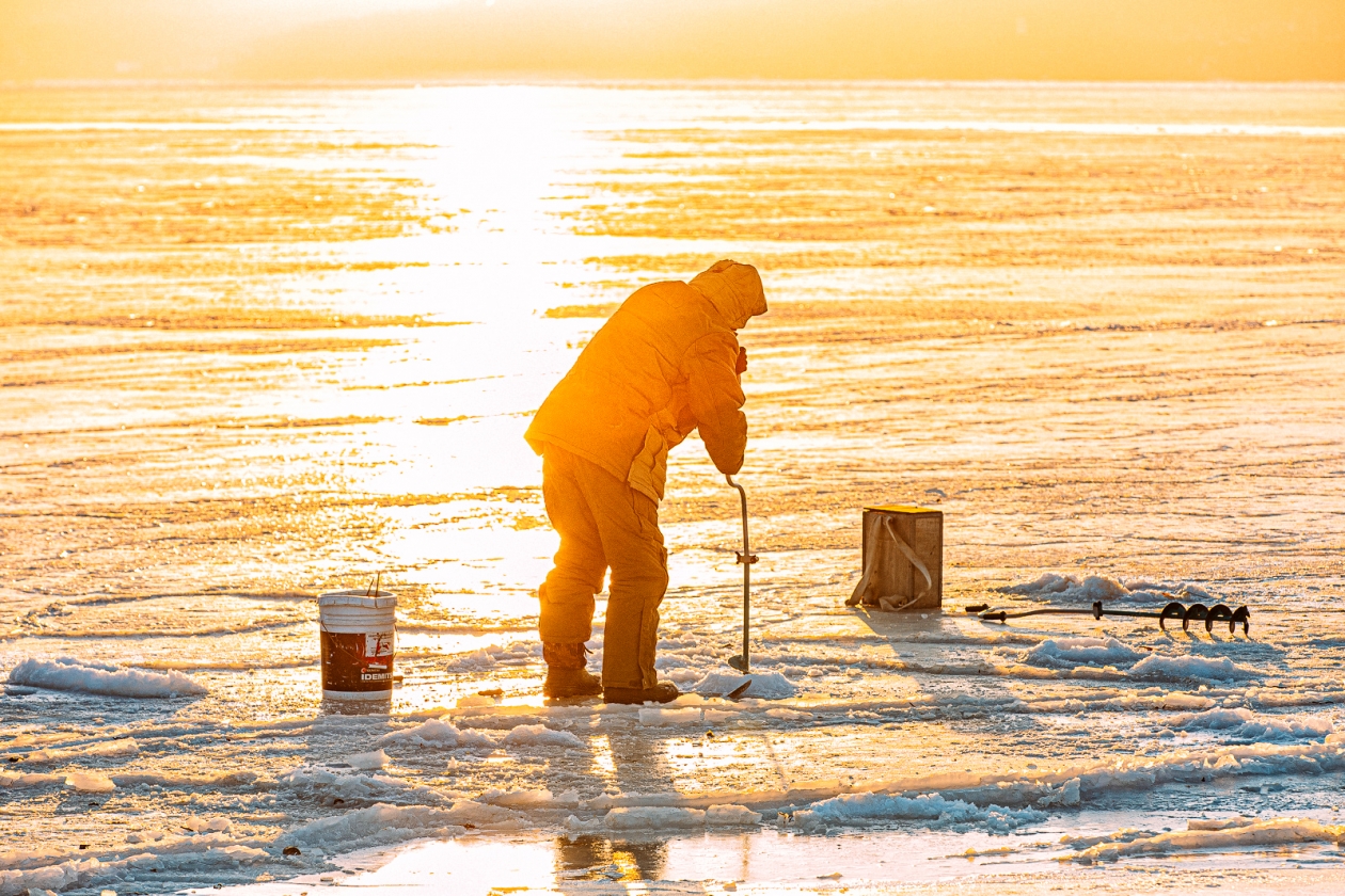 Приложение клево гид. Толпа рыбаков на льду фото. Зима лед рыбалка. Омуль на льду. Озеро Янле китайцы на рыбалки.
