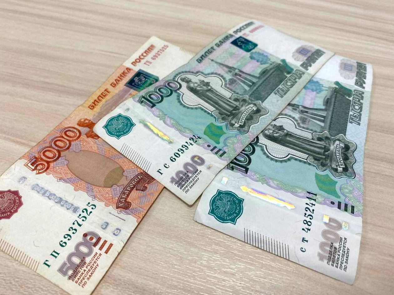 Новые 300 рублей. Российские деньги. Новые рубли. Деньги на карте. Новые деньги.