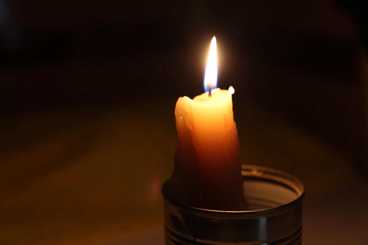 Горящая свеча 22.03 2024. Свеча. Без света свечи. Свеча фото. Свеча погибшим.