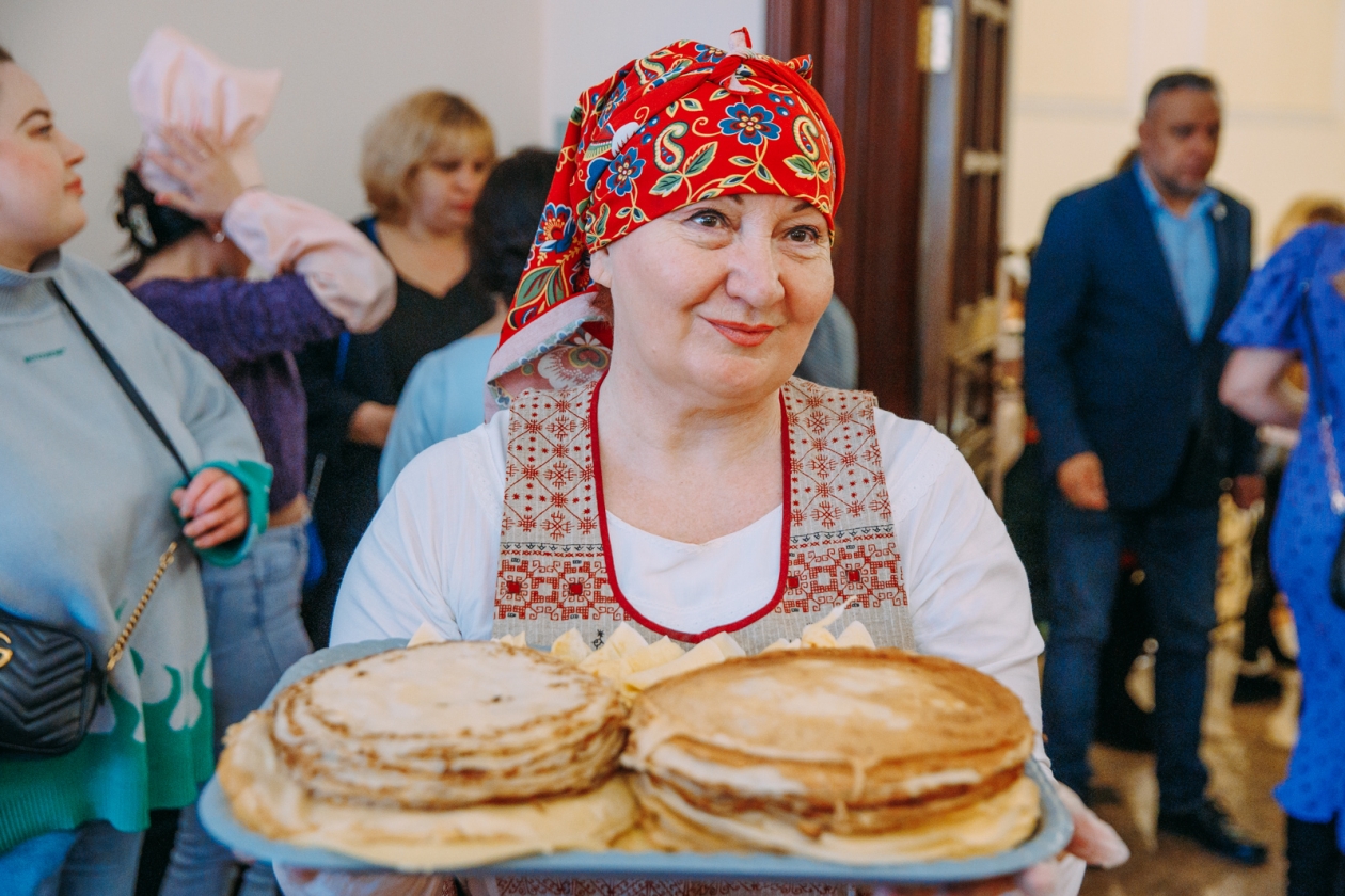 Тещины блины кафе ярославль. Угощаю блинами. Жена напекла блинов. Угощение тёщи на Масленицу. Акция блинный флешмоб.