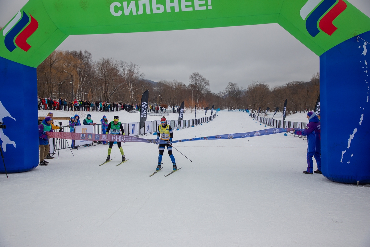 Лыжный марафон южно сахалинск 2024. Горнолыжный спорт. Лыжник фото. Лыжный спорт картинки. Спортсмен на лыжах.