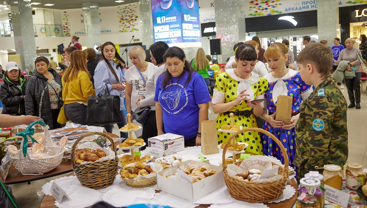 Ярмарка в южно сахалинске. Ярмарка. Выпечка на ярмарку. Московские ярмарки. Ярмарка в России.