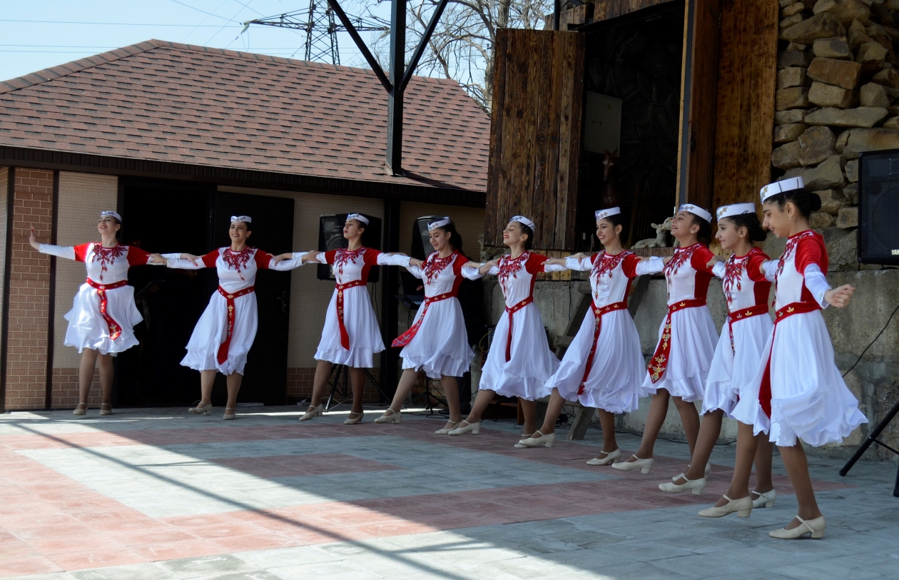 Почему армяне празднуют пасху. Армянские танцы в гостях. Деревянный танец. Армяне движения в танце. Ансамбль.