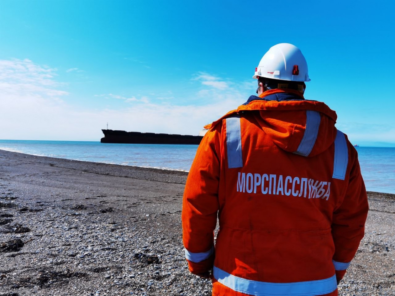 Морспаслужба. Морская спасательная служба. Углегорские новости. Мель. Работа спасателей МЧС судно на мели фото.