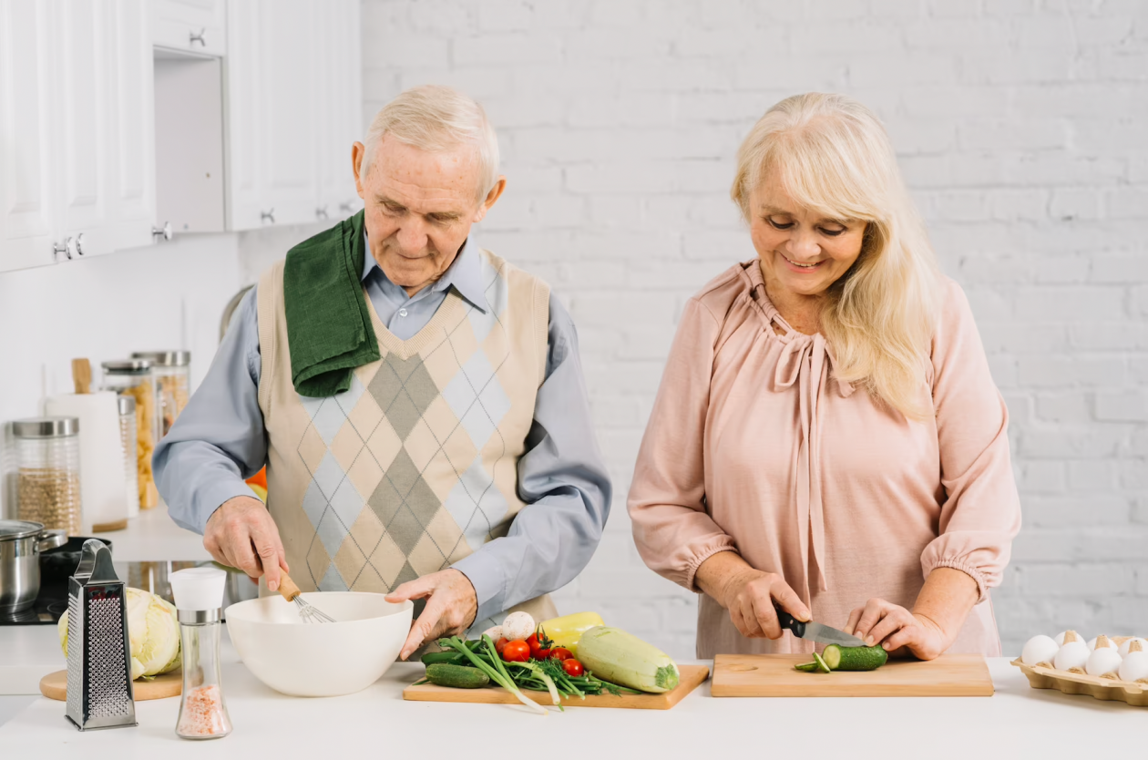 Русские пожилые на кухне. Пенсионеры на кухне. Пожилые на кухне. На кухне семья пожилая. Старики на кухне.