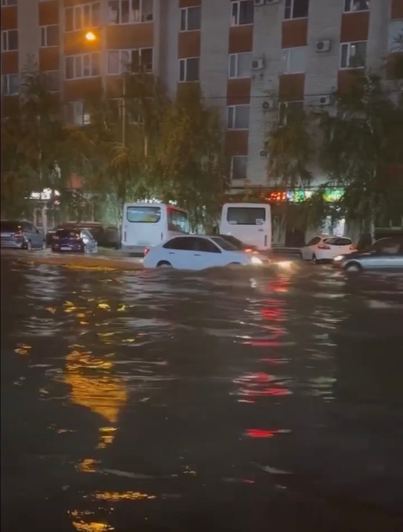 Сильный ливень. Ливень в городе. Ливень в Ставрополе. Улицы после дождя.