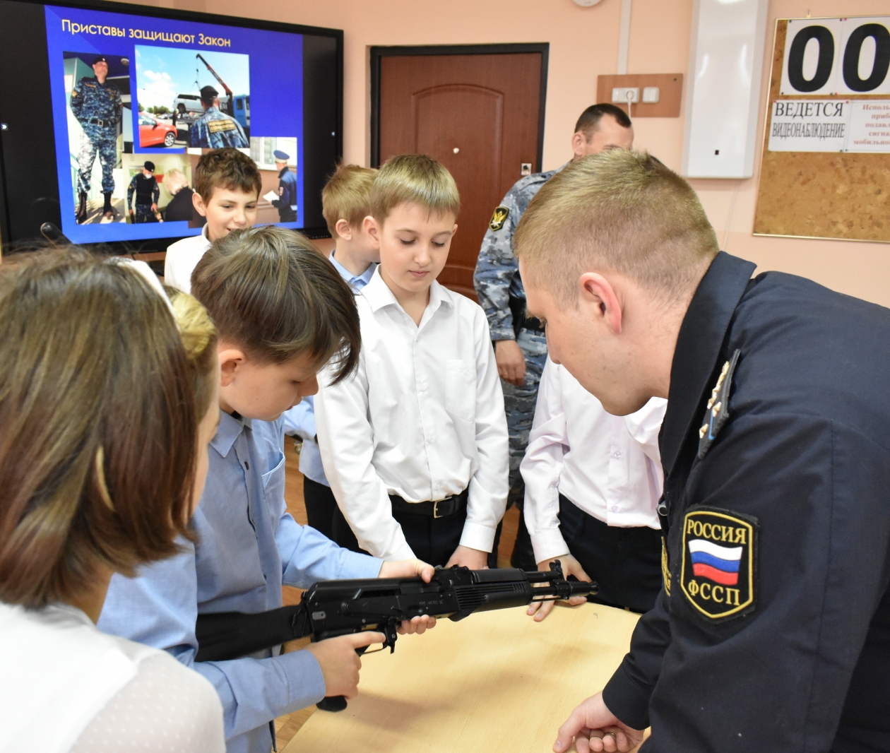 Служба специального назначения. Приставы с детьми.