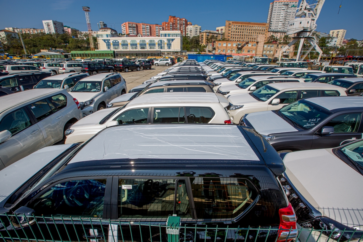 Автору продать автомобиль. Автомобильный рынок. Импортные автомобили. Авторынок Японии. Автомобили на таможне.