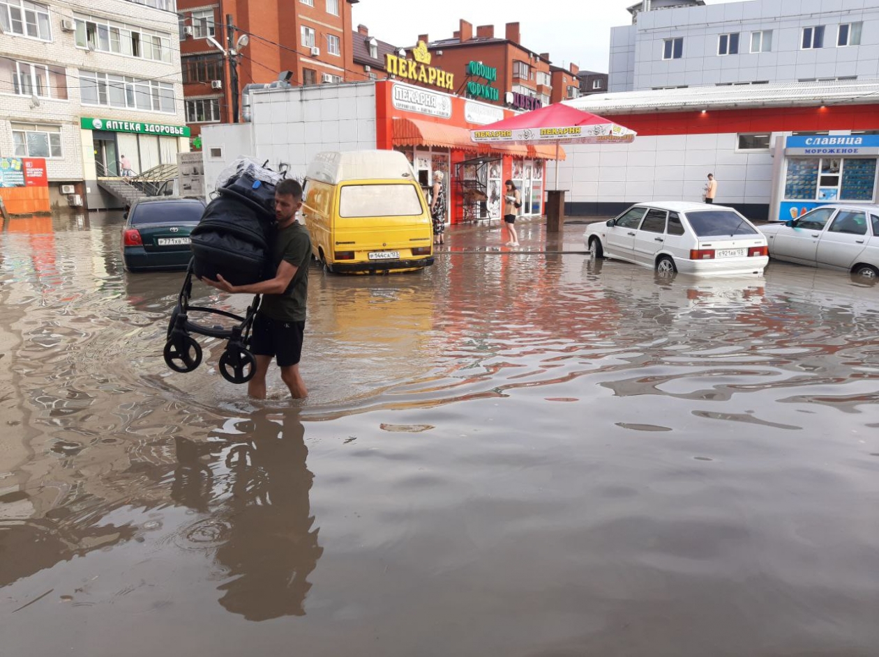 Потоп на улице Московской Краснодар. Краснодар затопило. Ливень в Краснодаре. Дождь в Краснодаре.