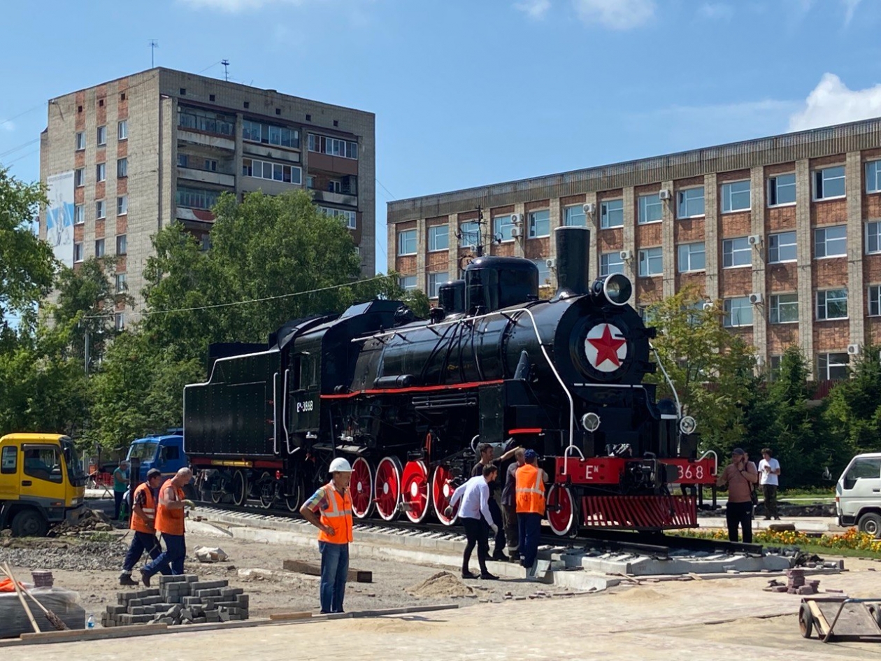 Вокзальная площадь уссурийск. Паровоз вокзал Уссурийске. Ретро поезд. С днем железнодорожника паровоз. Паровоз фото.