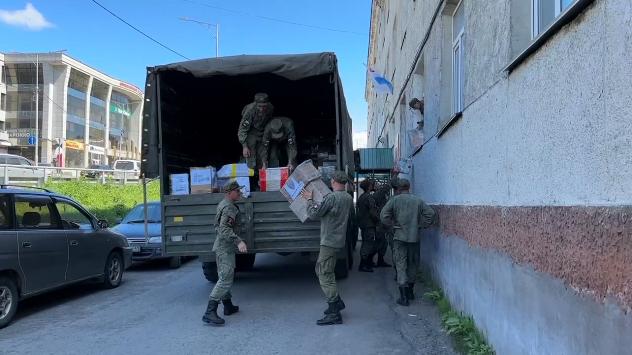 Камчатский груз. Распределение гуманитарной помощи с борта автомобиля.