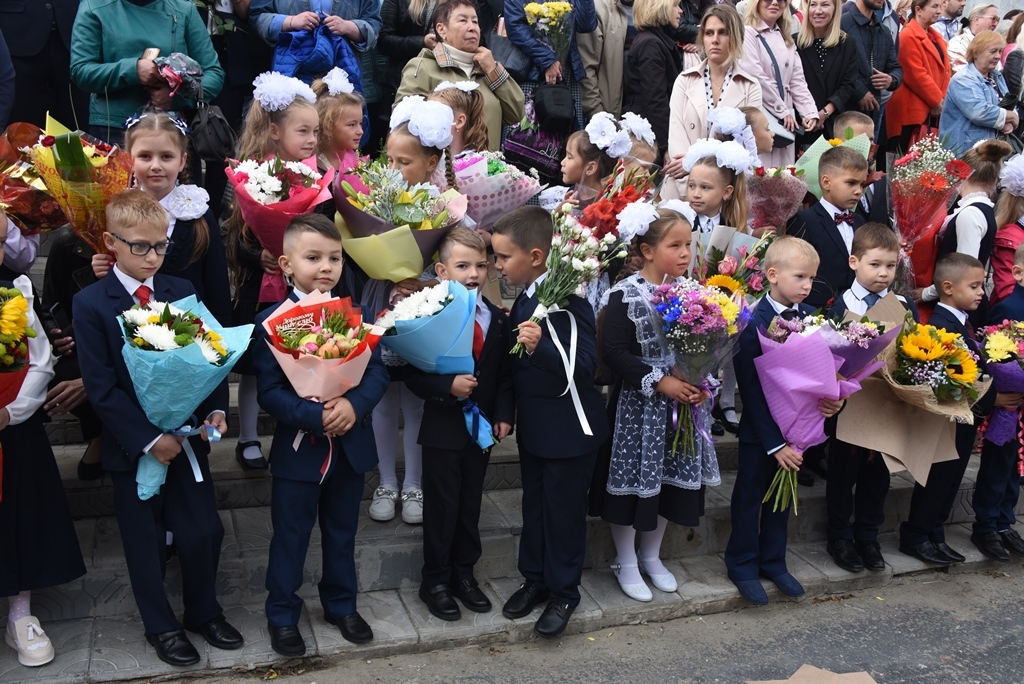 Школа первоклассника. Фото первоклассников. Первоклассники на линейке 1 сентября. Первоклассники 2023.