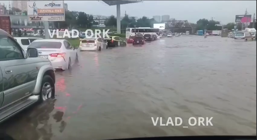 Свет и вода во владивостоке. Потоп во Владивостоке. Владивосток наводнение. Владивосток дождь. Владивосток вода покрасилась.