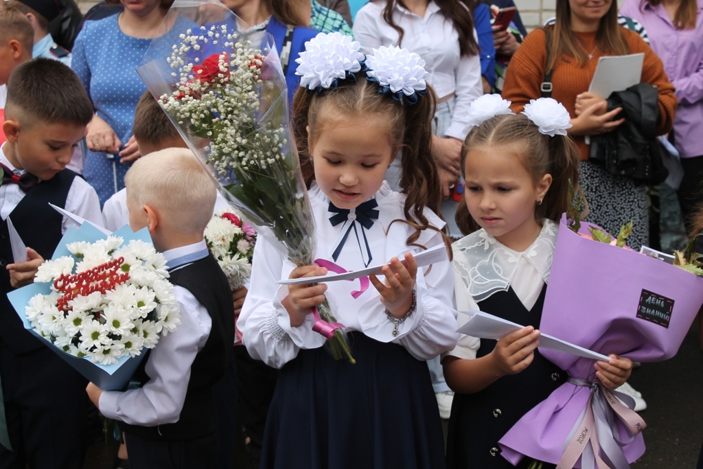 Какого числа линейка в 2024 году школе. Креативный класс на линейке. Линейка 2024 школа. Фото первоклассников. Образы 11-классников на линейку 1 сентября.