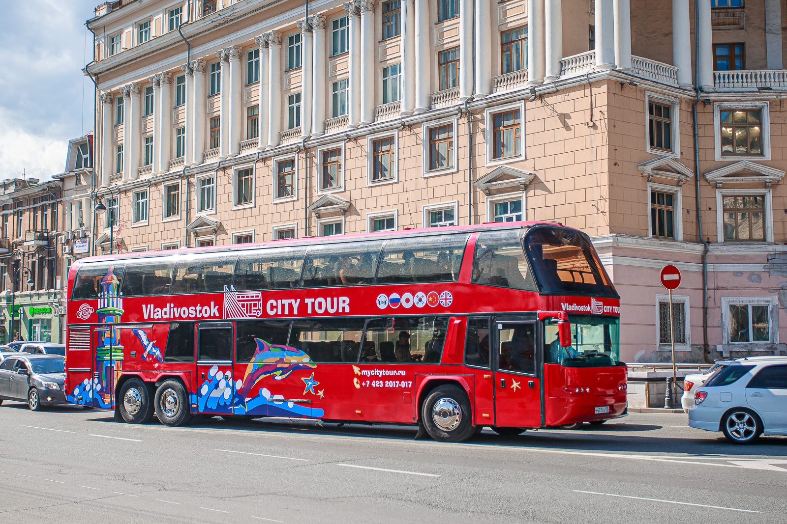 Красный автобус нижний новгород. Красный автобус. Красный экскурсионный автобус. Двухэтажный экскурсионный автобус. Красный двухэтажный автобус.