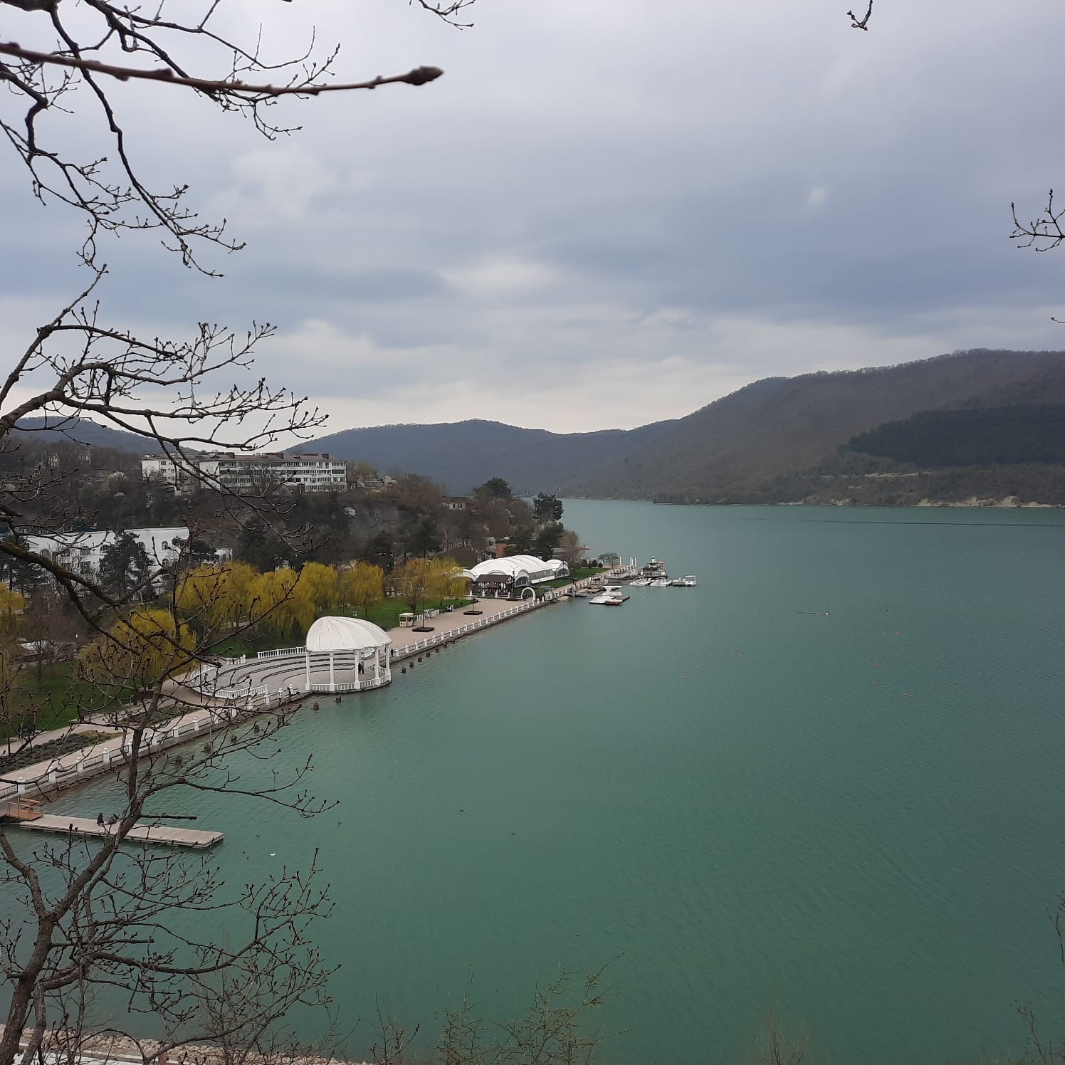 Вода в озере абрау. Абрау Дюрсо озеро. Озеро Абрау-Дюрсо набережная. Озеро Абрау-Дюрсо в мае. Озеро Абрау Дюрсо в апреле.